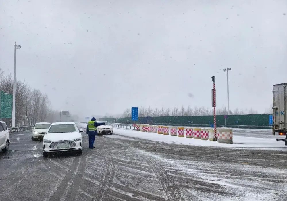 迎雪出擊！德商高速清冰除雪護(hù)坦途